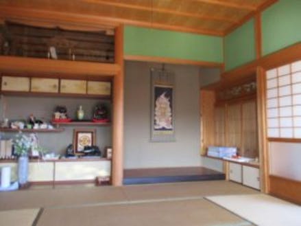 部分的に改修されており、和室の畳なども新しい。