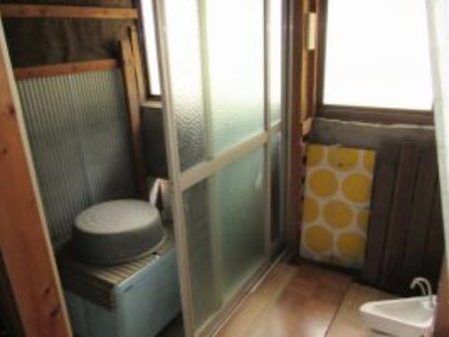 お風呂はコンクリートの上に風呂釜が置いてあるだけ。