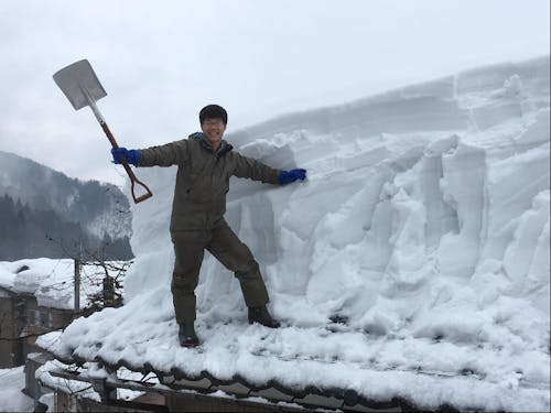 屋根雪下ろしをするほどの雪が降った時のワンシーン（中谷）