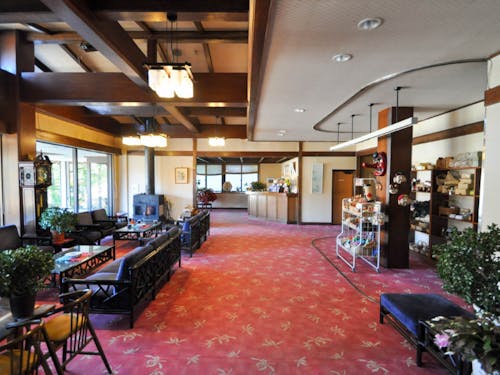 温泉旅館時代の純和風ロビー