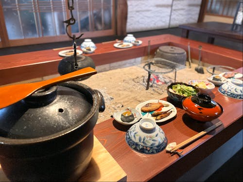 北野さん一家が暮らす母屋のリノベでは囲炉裏を設置。ゲストと囲んで食事を楽しむ宿のスタイルが理想