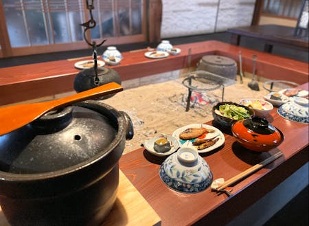 北野さん一家が暮らす母屋のリノベでは囲炉裏を設置。ゲストと囲んで食事を楽しむ宿のスタイルが理想