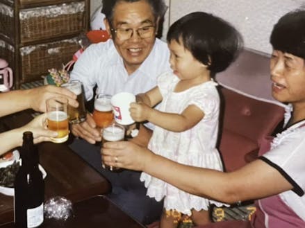 祖父や祖母、父の弟夫婦と乾杯をする、幼少期の村木さん