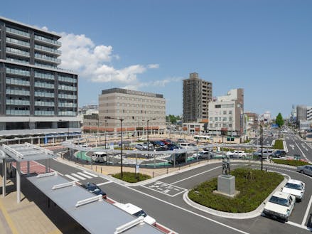 中心駅のJR勝田駅。機能的なまちなみが快適な暮らしを支えます