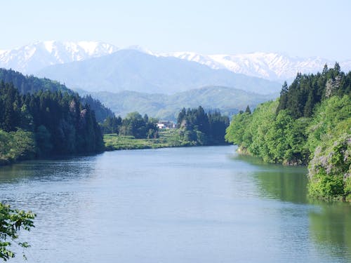 飯豊連峰と集落