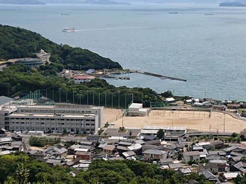 小豆島中央高校。学校から海までの距離が近く、瀬戸内海の絶景が魅力です。