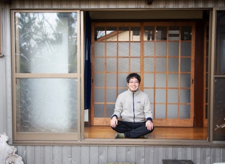 縁側の縁側。案内人・中村さんもお気に入りの場所。