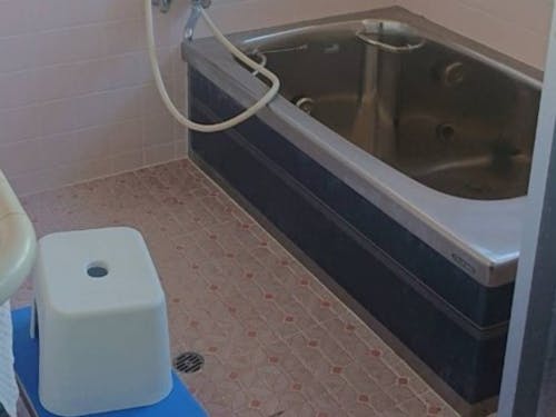 浴室:before 昔ながらのステンレスの浴槽とタイル床が…