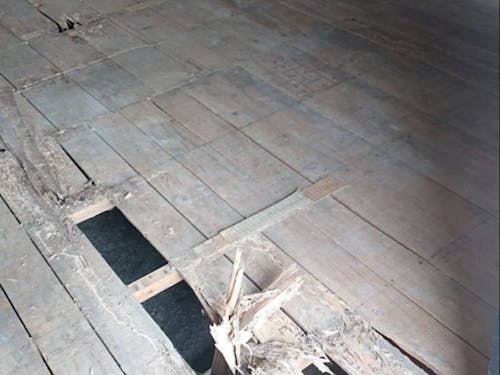 和室:before 傷みが進み穴の空いた床