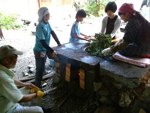 以前の釜炒りの様子。