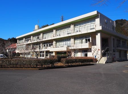 廃校になった旧古里中学校。OKUTAMA+のホームです。