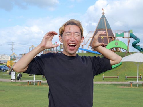 福井県庁地域おこし協力隊・塚原 康平さん/ポーズはチャレンジ応援コーディネーターのCOC