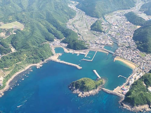 空から見た和歌山県すさみ町(すさみ港付近)