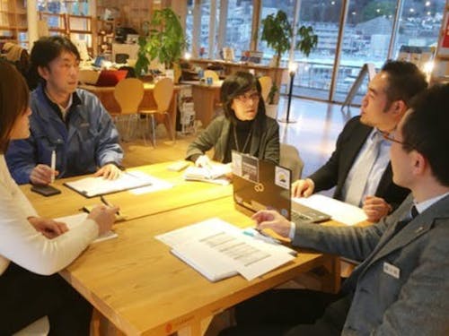 月に数回、ディスカッションしながら進めます。