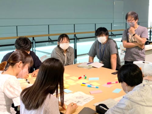 ワークショップをする学生