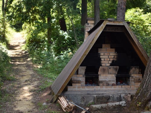 高取山ふれあい公園。バンガローやオートキャンプ場、テントサイト、バーベキュー施設、パンやピザを、薪で焼くことができる「森のかまど(写真)」などがある。