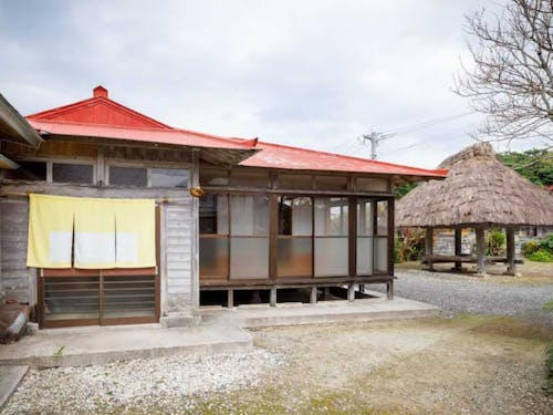 敷地内の高倉や伝統建築が魅力の「伝泊 古民家」