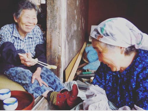 集落のお母さん方のお茶会の様子