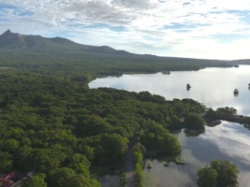 七飯町は北海道の南西部に位置し、北海道の表玄関である函館市に隣接しています。駒ヶ岳と大沼湖など有する大沼国定公園や、横津岳・仁山高原など豊富な自然環境に恵まれ、四季折々の景色が楽しめます。 日本初のりんご栽培や酪農、男爵いも発祥の地で農業が盛んです。