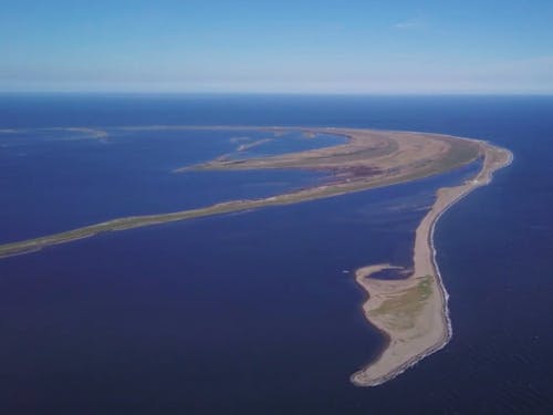 手つかずの大自然が残る日本最大の砂嘴(さし)「野付半島」。貴重な動植物が見れるほか、厳冬期にはまた違う一面を魅せます。