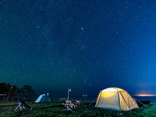 周りが森に囲まれているので、夜は真っ暗。その分、星がいつもよりキラキラ輝いて見えます。道東の夜は夏でも寒いくらいの日がありますが、温かい恰好をして、ゆっくり眺めるのもステキな時間です。