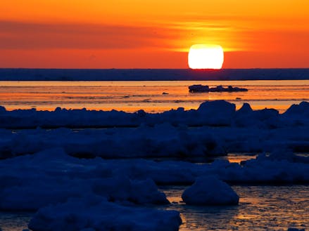 野付湾から望む朝日は、厳冬期に条件を満たすと変形太陽となって現れます。有名なのは「四角い太陽」。それを見るために30回以上トライしている地域おこし協力隊もいるとか、いないとか。