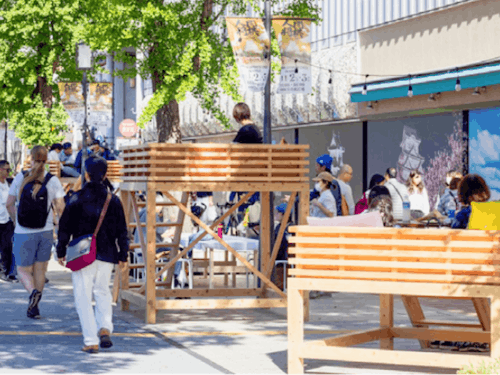 沿道にベンチやテーブルを並べたり、マルシェを開催したり。大手前通りの活性化が、ビジネスの発展へ。