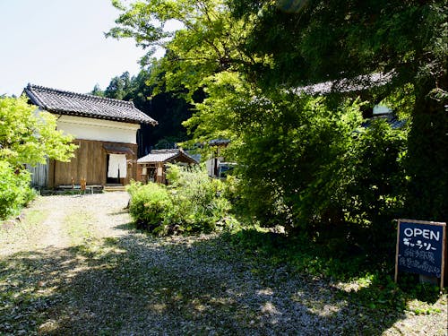 緑に囲まれた広々とした敷地