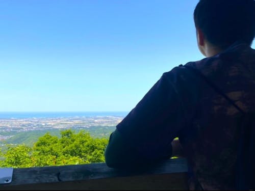 遣水山の頂上から、扇状地を眺める