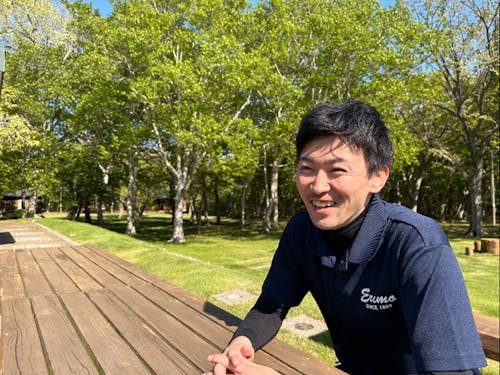 今回皆さんと一緒に働くメンバーの属(さっか)さん