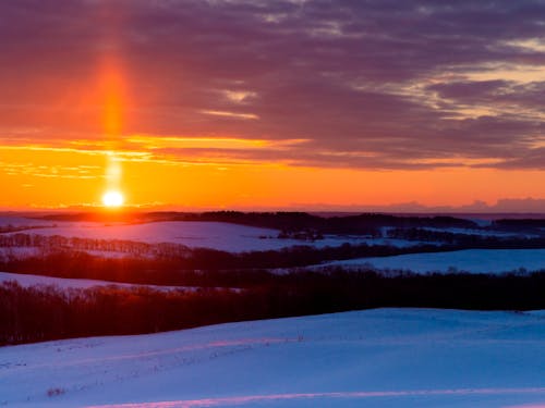 広大な面積を有するが故の移動手段の問題。特に高校は町内に1校しかないので、多くの生徒は、定期代の補助を活用しながら、生活バスや小中学校の登下校に利用しているスクールバスに乗って登下校を行います。