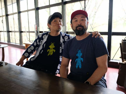 ⑤お山カフェアスチルベのアキラさんと吉田隊員。吉田隊員デザインのお揃いTシャツ!