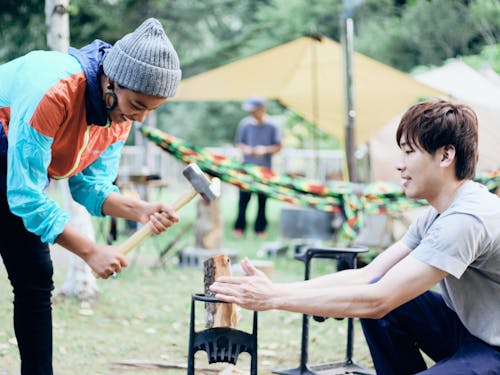 キャンプイベントでの薪割り体験の様子