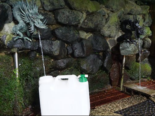 湧水を汲んでから、ハイキングへ