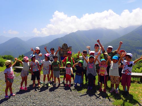 山の中で育つ!元気いっぱいの子ども達