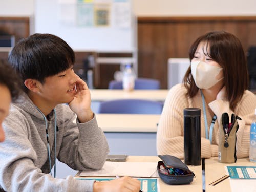 すずかんゼミの大学生と萩の高校生が対話している様子