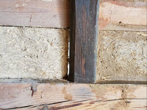 土壁に空く隙間は、よくある古民家のお悩み