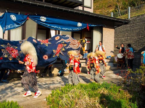 集落の一軒一軒に一年の安全を祈念して舞います