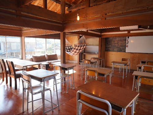 可愛い教室風のお部屋に、のんびりくつろげるハンモックも!