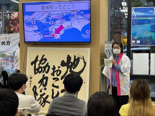 移住フェアで町の魅力をPR中。