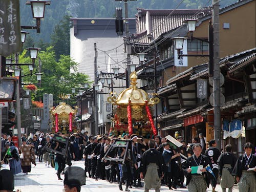 約1tの神輿を40人で担ぎ、井波のまちを練り歩きます