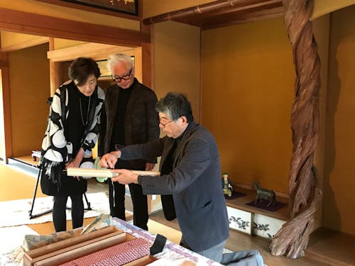 由緒あるお座敷で、選りすぐりの名品をケース越しでなく生で鑑賞