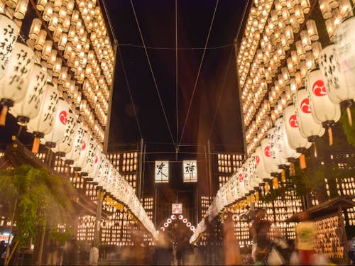 多賀大社の万灯祭。8月3、4、5日に開催。1万個を超える提灯が奉納されます。