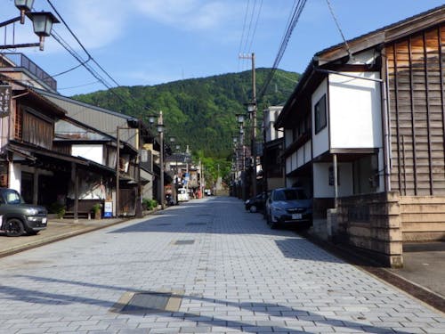 空き家の利活用が進む井波の町並み