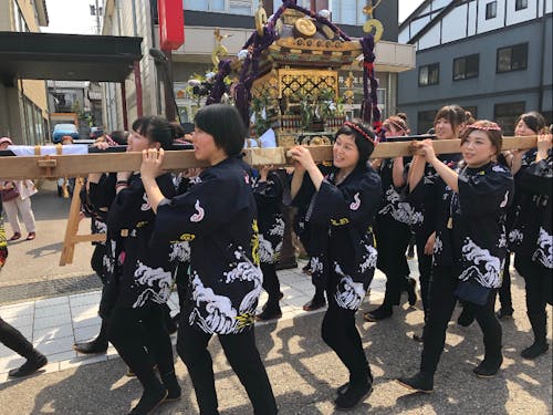 女性たちが協力して神輿は担ぎます