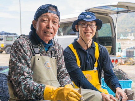 活動をサポートする地元漁師の世古さん（左）と市役所職員の石川さん （右）