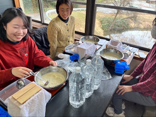 ツアー当日の豆腐作り体験の様子