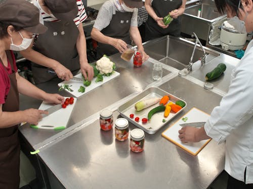 オリジナル加工食品のシェフによる調理指導風景