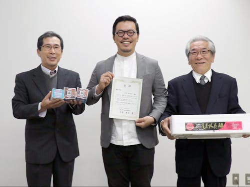 コンテスト受賞者(中央)と島業推進協議会の会長(右)・副会長