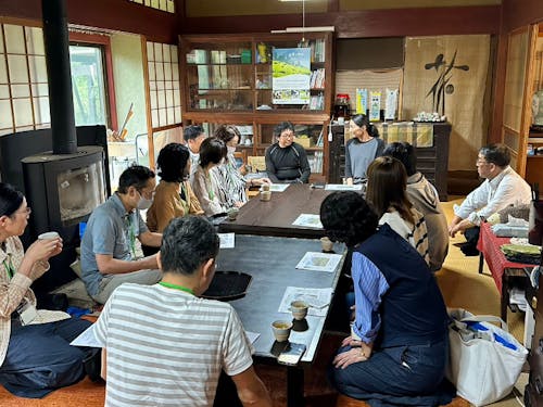 先輩移住者の暮らしについて聞く様子